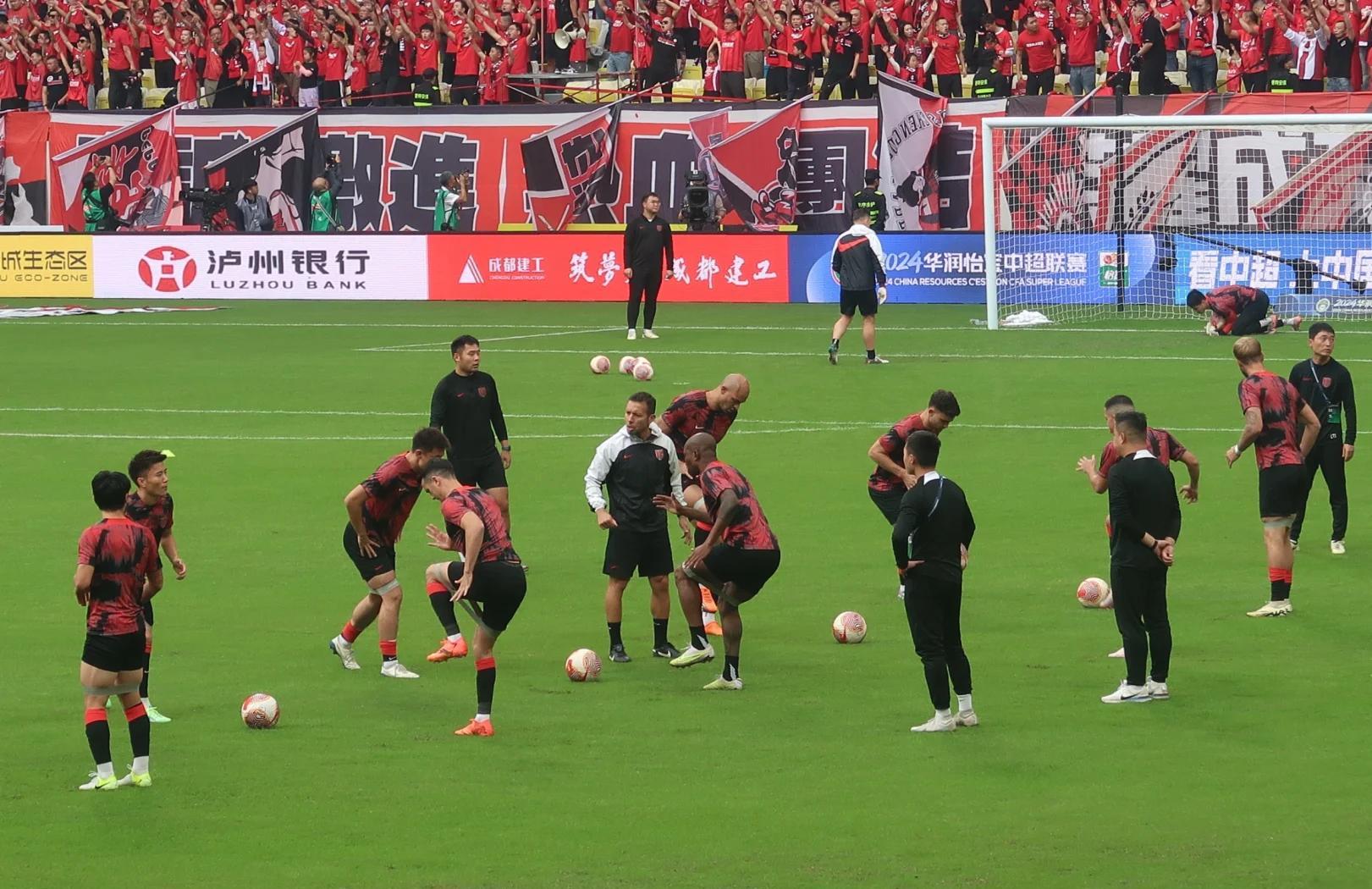 精彩足球比赛让人们陷入了足球狂热的泥沼 精彩足球比赛让人们陷入了足球狂热的泥沼