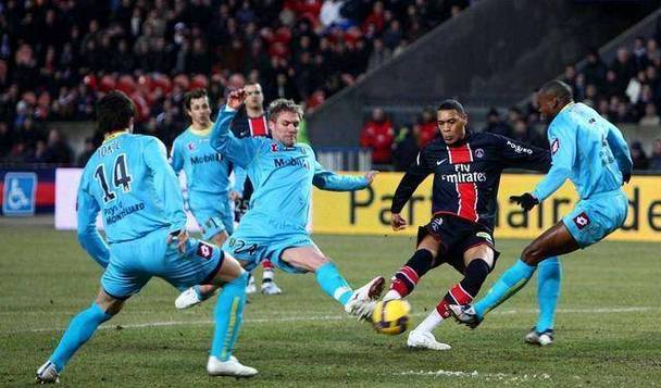 开云下载-巴黎FC球员派对庆祝比赛胜利