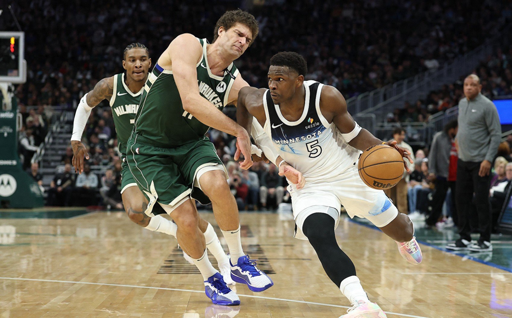 开云官网-猛龙击败雄鹿保持领先