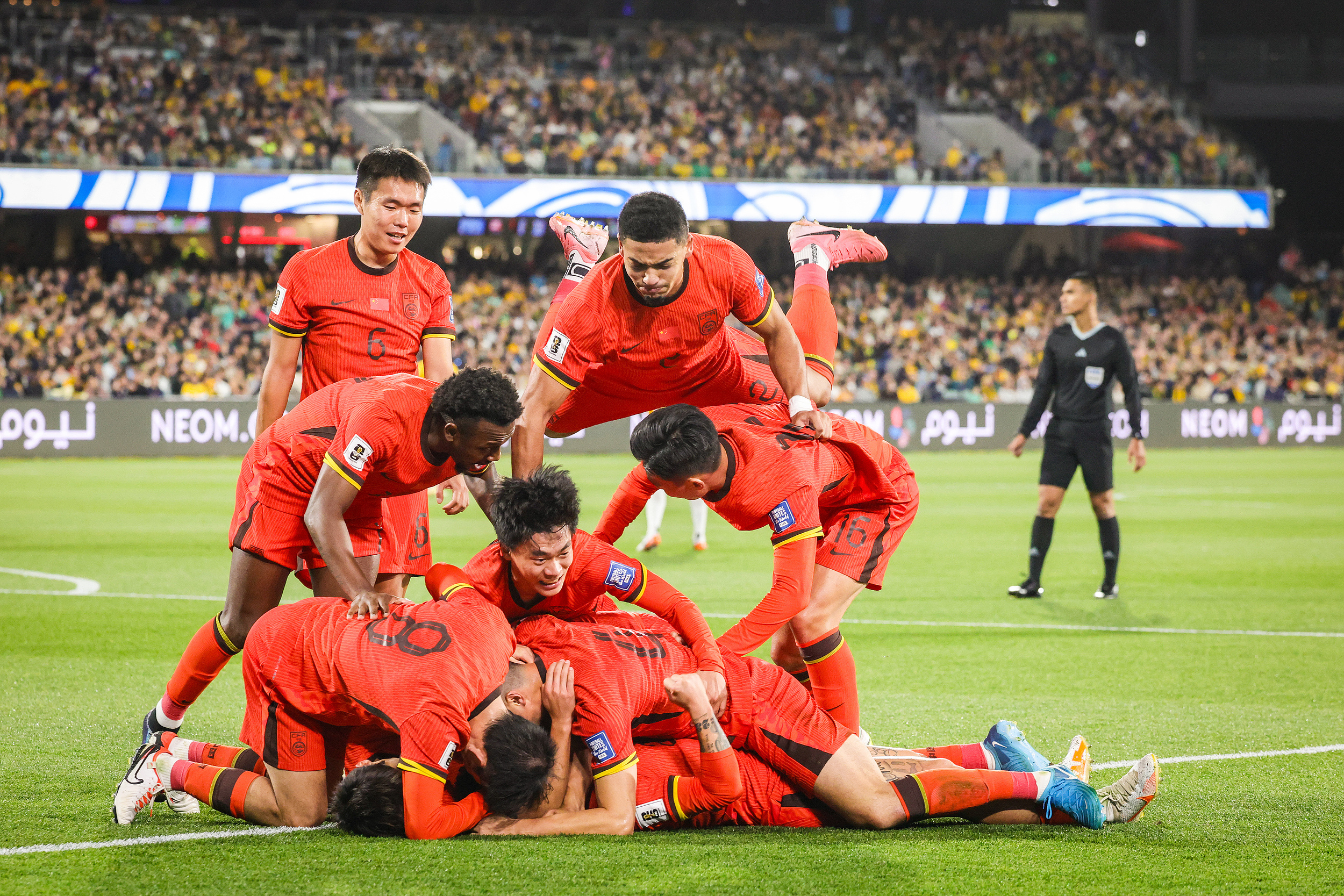 泰国队轻取中国队,李梓嘉点燃赛场 泰国队轻取中国队,李梓嘉点燃赛场