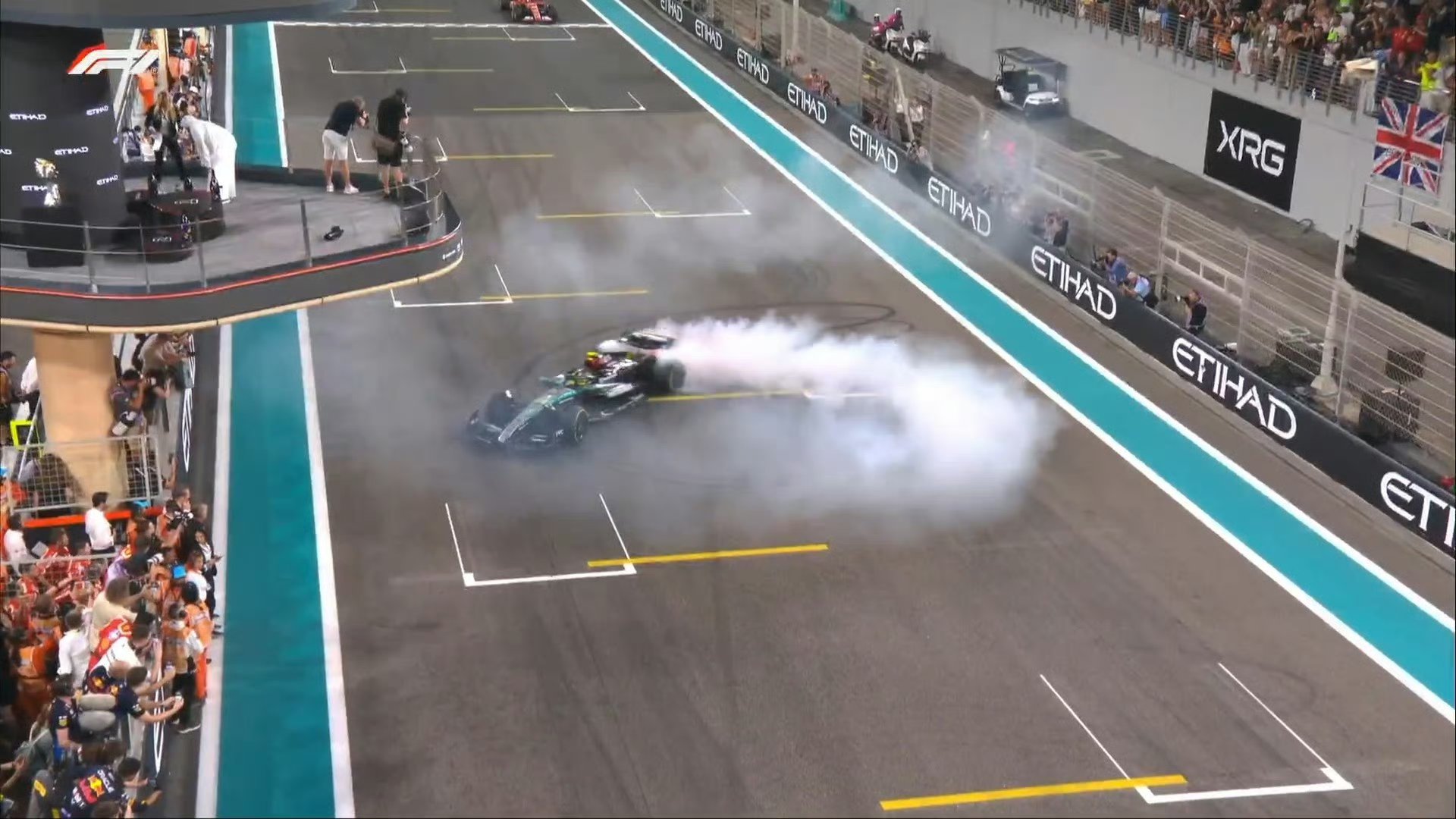 开云体育下载-法拉利轻取梅赛德斯,汉密尔顿点燃赛场