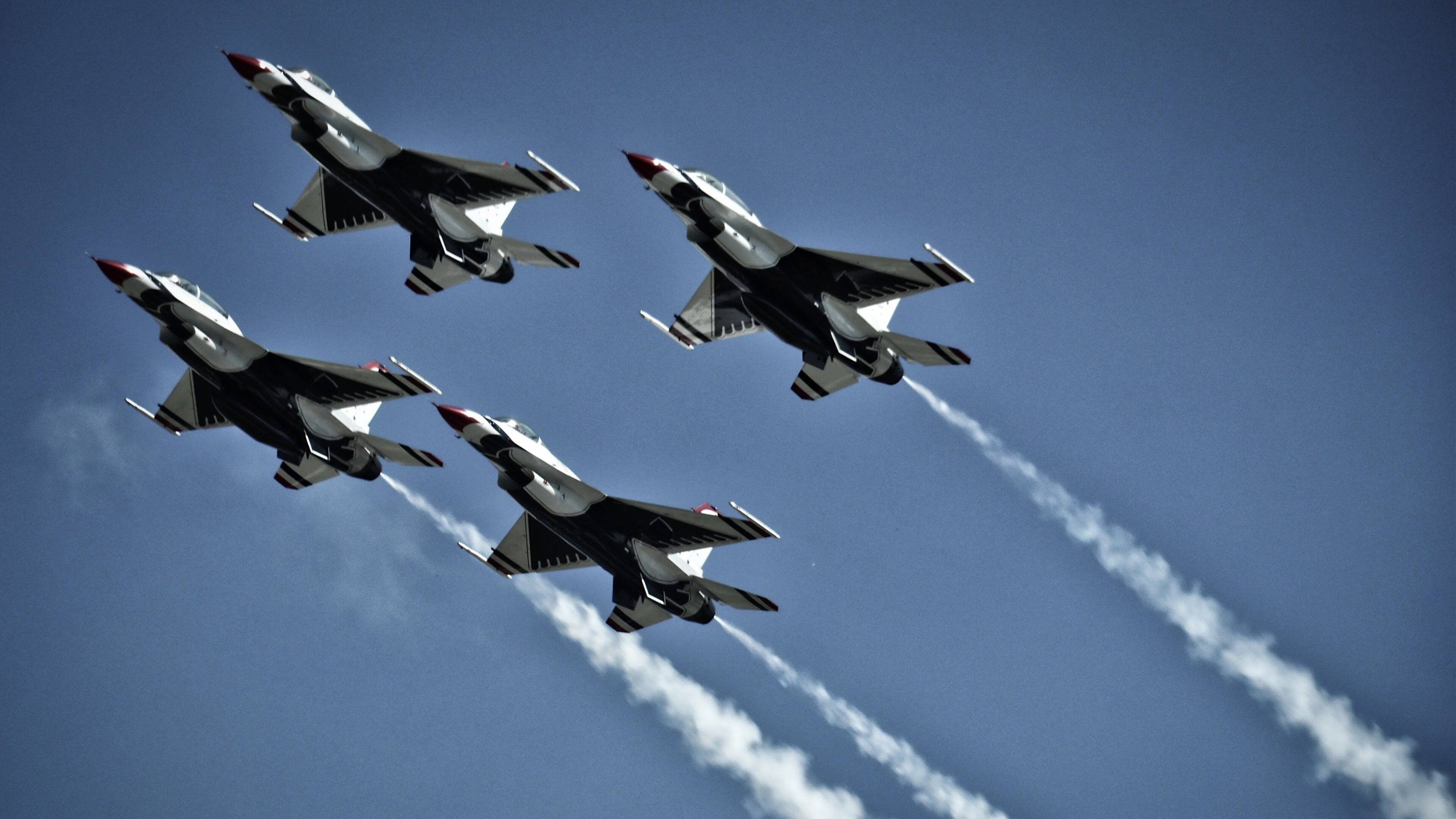 开云下载-绿鹰振翅红牛惊魂，天神下凡孤胆定乾坤—当阿尔及利亚的逆转哲学遇见C罗的终极答案